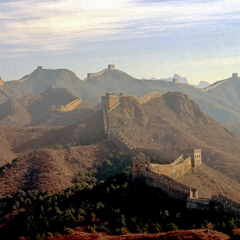 Peking [212] China, Die Mauer bei Badaling Die Chinesische Mauer, Wànli Chángchéng 10.000 Li lange Mauer; auch chin, Zhongguó Chángchéng Lange chinesische Mauer, auf...