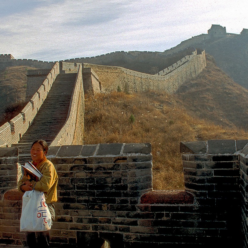 Peking [218] China, Die Mauer bei Badaling Erste mauerartige Grenzbefestigungen entstanden wahrscheinlich in der zweiten Hälfte des 5. Jahrhunderts v. Chr. in der Zeit der...