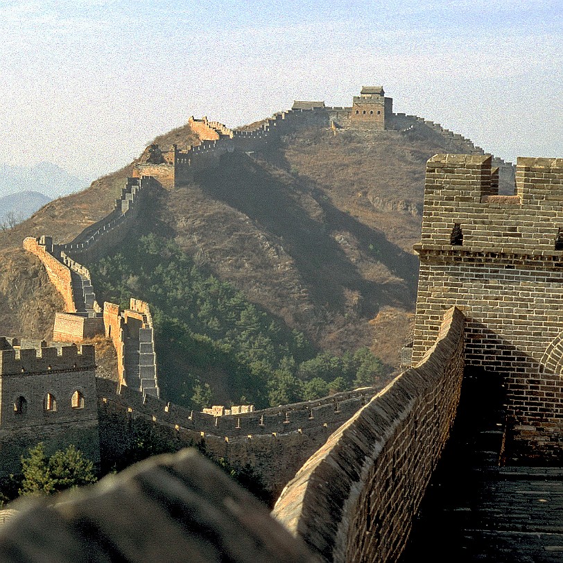 Peking [222] China, Die Mauer bei Badaling Seitdem wurde die Mauer immer wieder aus- und umgebaut, die heute bekannte Form (s. Bild) erhielt sie in der Zeit der...