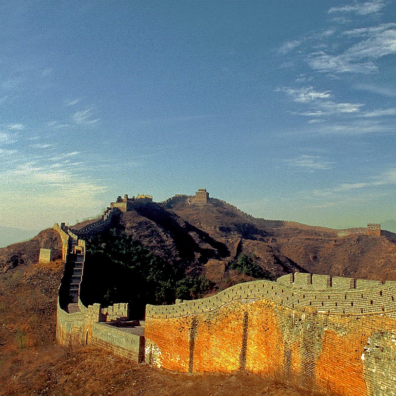 Peking [227] China, Die Mauer bei Badaling Schon seit längerer Zeit wird behauptet, dass die chinesische Mauer das einzige Bauwerk sei, das man mit dem bloßen Auge aus dem...