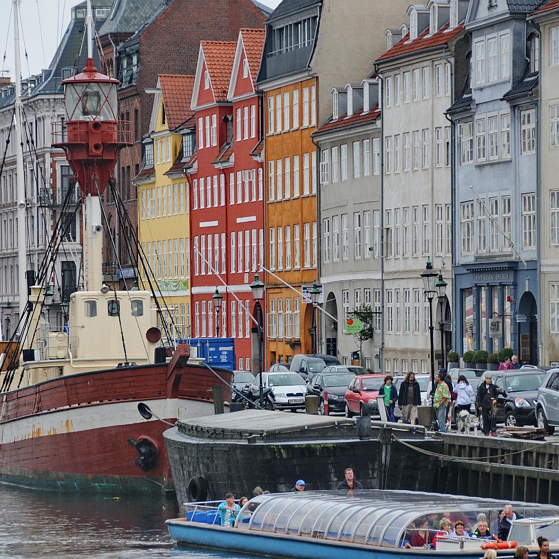 DSC_0265 Kopenhagen, Nyhavn - Ähnlich der Reeperbahn waren hier viele Bordelle ansässig. Von dem ist nichts mehr übrig. Heute beherbergen die in den verschiedensten...