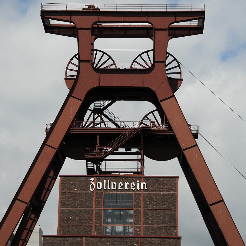 DSC_8845 Die Zeche Zollverein ist ein im Jahre 1986 stillgelegtes Steinkohlebergwerk im Norden von Essen. Seit 2002 gehören die Zeche und die benachbarte Kokerei...