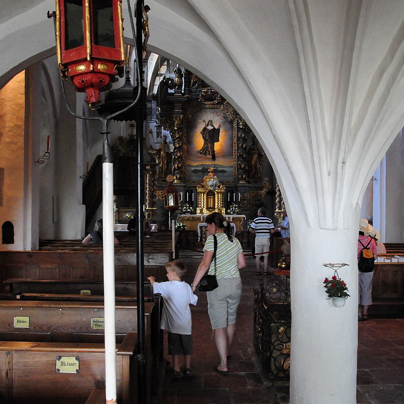 DSC_4088 Das Kloster Frauenchiemsee Der Inseldom steht auf karolingischen Fundamenten, das heutige Kirchengebäude stammt aus dem 11. Jahrhundert. Die Einziehung eines...