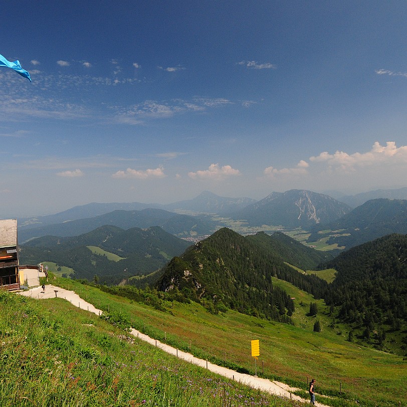 DSC_4262 Die erste Sektion der Bergener Hochfellnseilbahn hat eine Länge von 3410 Metern. Hierbei überwindet sie mit einer Maximalsteigung von 49,4% eine Höhendifferenz...