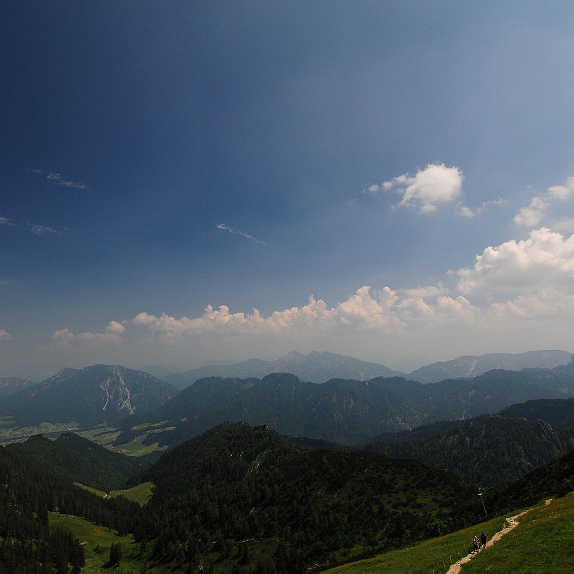 DSC_4263 Die zweite Sektion der Bergener Hochfellnseilbahn hat eine Länge von 1430 Metern. Hierbei überwindet sie mit einer Maximalsteigung von 70,5% eine Höhendifferenz...