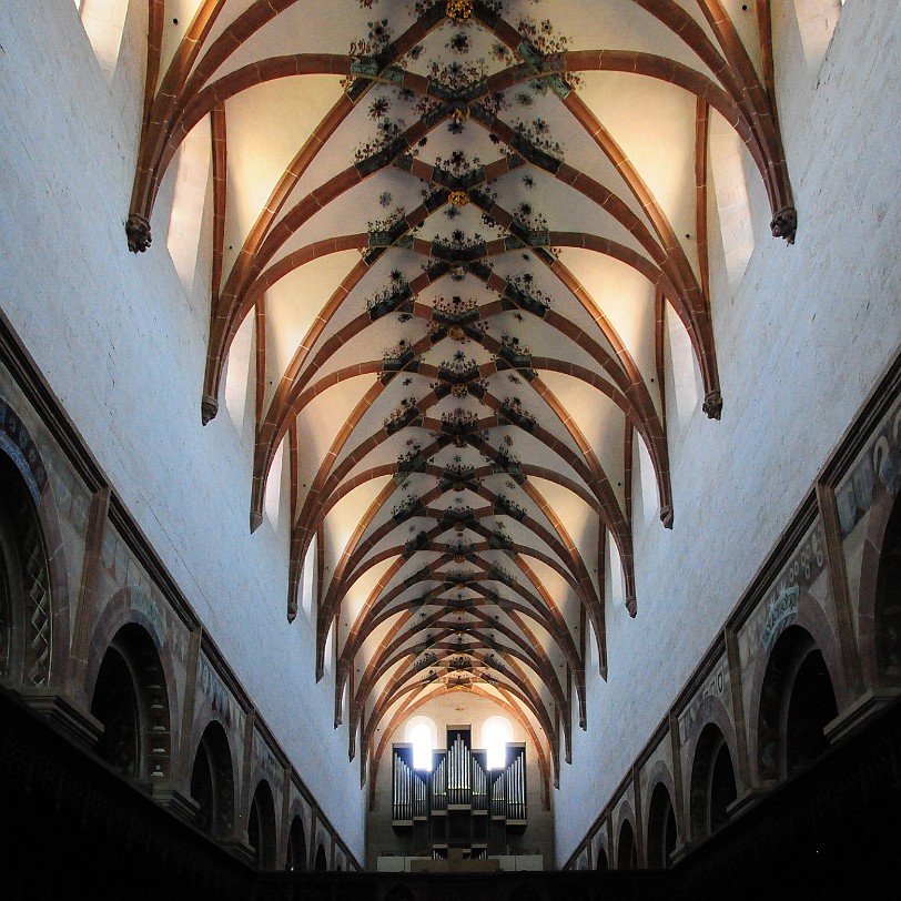 DSC_4633 Die Kirche ist eine dreischiffige Basilika, die in den Jahren 1147 bis 1178 zunächst in romanischem Stil erbaut wurde. Sie ist ungewöhnlich lang, da das...