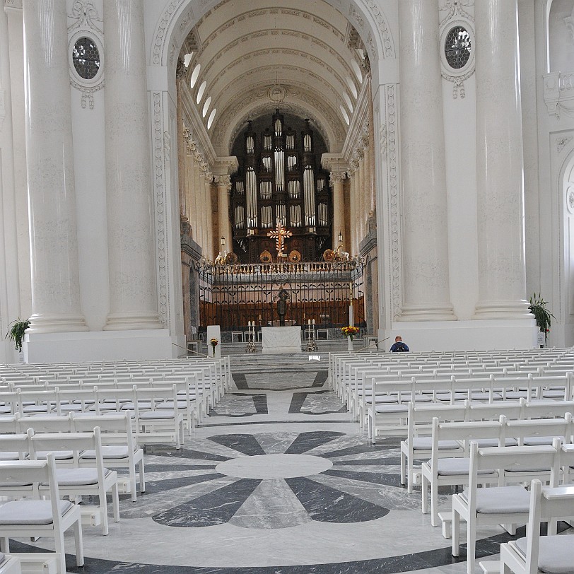 2012-07 St. Blasien [0016] Der Dom St. Blasius steht in St. Blasien im Landkreis Waldshut, im Südschwarzwald. Die ehemalige Abteikirche des Klosters St. Blasien hat eine Gesamthöhe von 62...