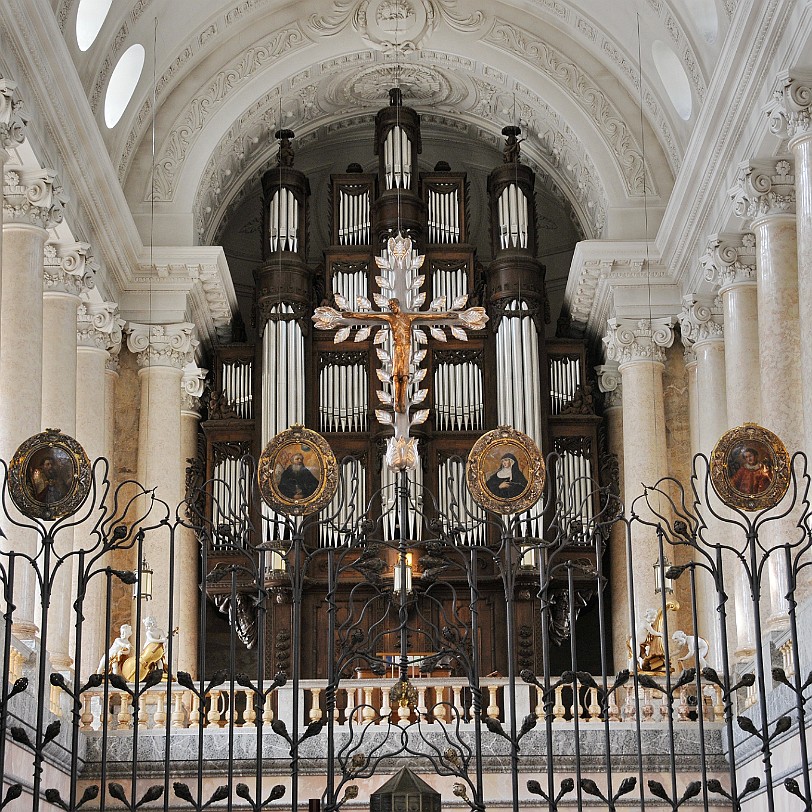 2012-07 St. Blasien [0020] Der Dom St. Blasius steht in St. Blasien im Landkreis Waldshut, im Südschwarzwald. Die ehemalige Abteikirche des Klosters St. Blasien hat eine Gesamthöhe von 62...