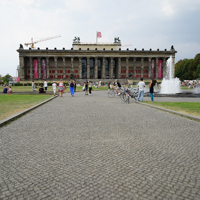 DSC00778 Unter den Linden ist die zentrale Prachtstraße Berlins und verläuft durch die Dorotheenstadt und den Friedrichswerder im Ortsteil Mitte. Sie führt vom Pariser...