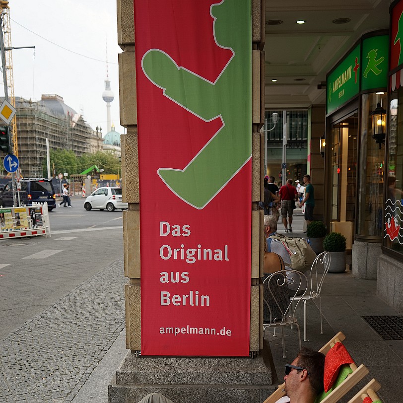DSC00787 Unter den Linden ist die zentrale Prachtstraße Berlins und verläuft durch die Dorotheenstadt und den Friedrichswerder im Ortsteil Mitte. Sie führt vom Pariser...