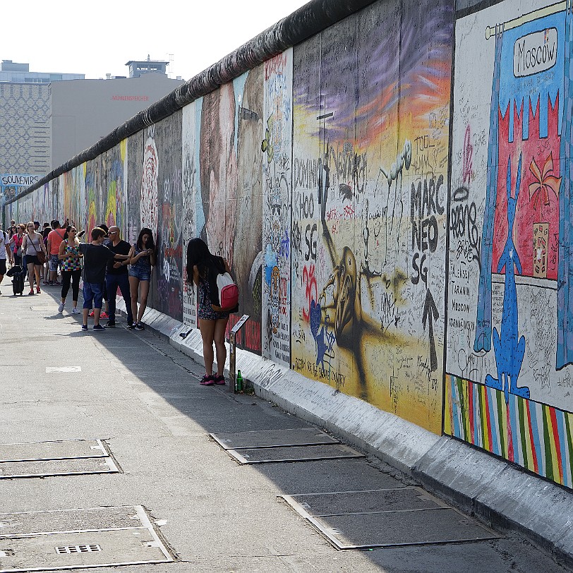 DSC00810 Berlin, Eastside Gallery Das Denkmal East Side Gallery in Berlin-Friedrichshain ist eine dauerhafte Open-Air-Galerie auf dem längsten noch erhaltenen Teilstück...