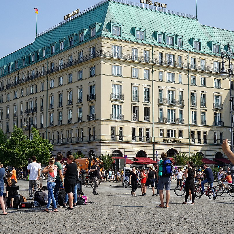 DSC00563 Das Hotel Adlon Kempinski ist eines der luxuriösesten und bekanntesten Hotels in Deutschland. Es liegt in der Dorotheenstadt im Berliner Ortsteil Mitte am...