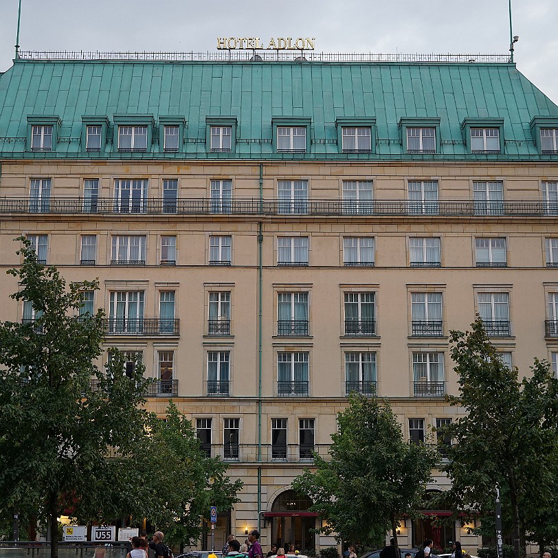 DSC00790 Das Hotel Adlon Kempinski ist eines der luxuriösesten und bekanntesten Hotels in Deutschland. Es liegt in der Dorotheenstadt im Berliner Ortsteil Mitte am...