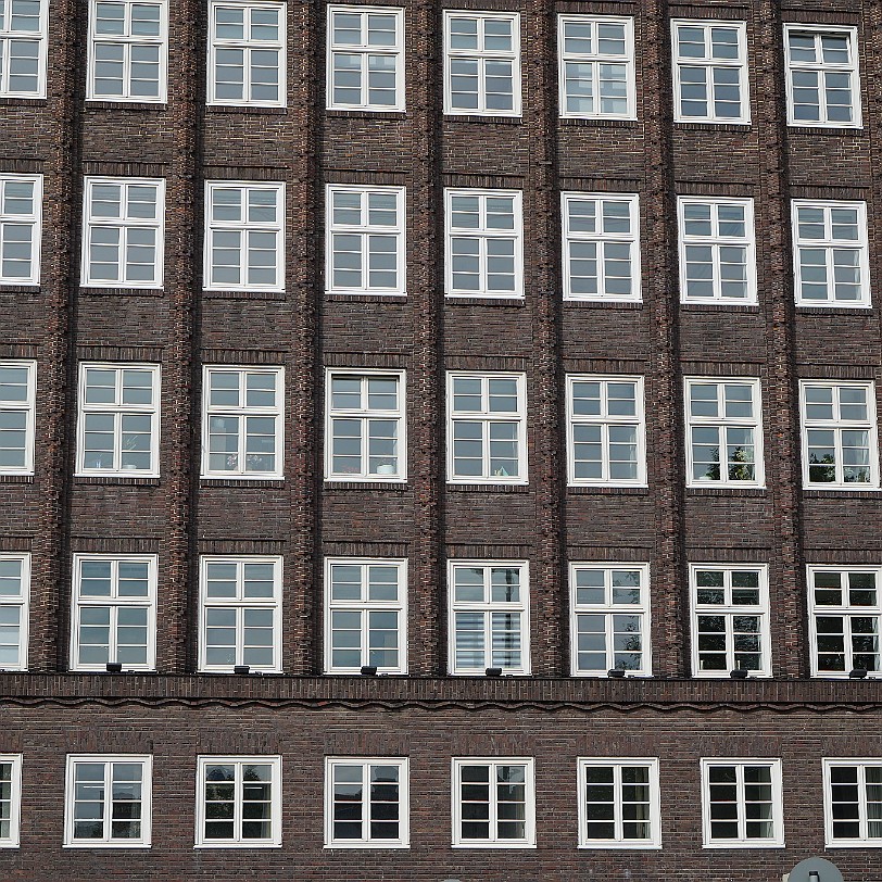 DSC00319 Hamburg, Chilehaus Das Chilehaus ist ein 1922 bis 1924 erbautes Kontorhaus im Hamburger Kontorhausviertel. Die Architektur von Fritz Höger war beispielgebend...