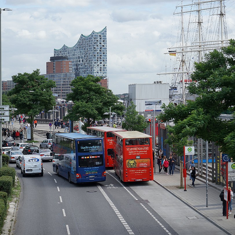 DSC00197 Hamburg, Landungsbrücken Die St. Pauli-Landungsbrücken liegen im Hamburger Stadtteil St. Pauli zwischen Niederhafen und Hamburger Fischmarkt an der Elbe. Bei...