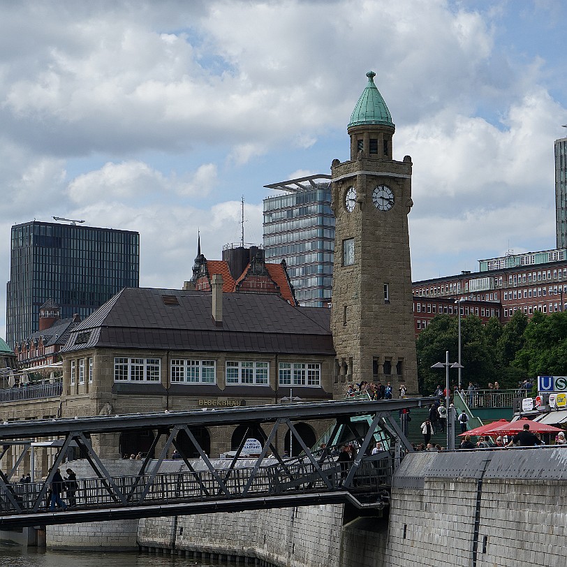 DSC00203 Hamburg, Landungsbrücken Das zugehörige Abfertigungsgebäude wurde von 1907 bis 1909 aus Tuffstein mit dem Schiffsanleger an der Stelle der alten Landungsbrücken...