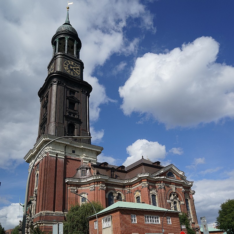 DSC00220 Hamburg, Michel, Sankt Michael Die evangelische Hauptkirche Sankt Michaelis, genannt Michel, ist die bekannteste Kirche Hamburgs und ein Wahrzeichen der...