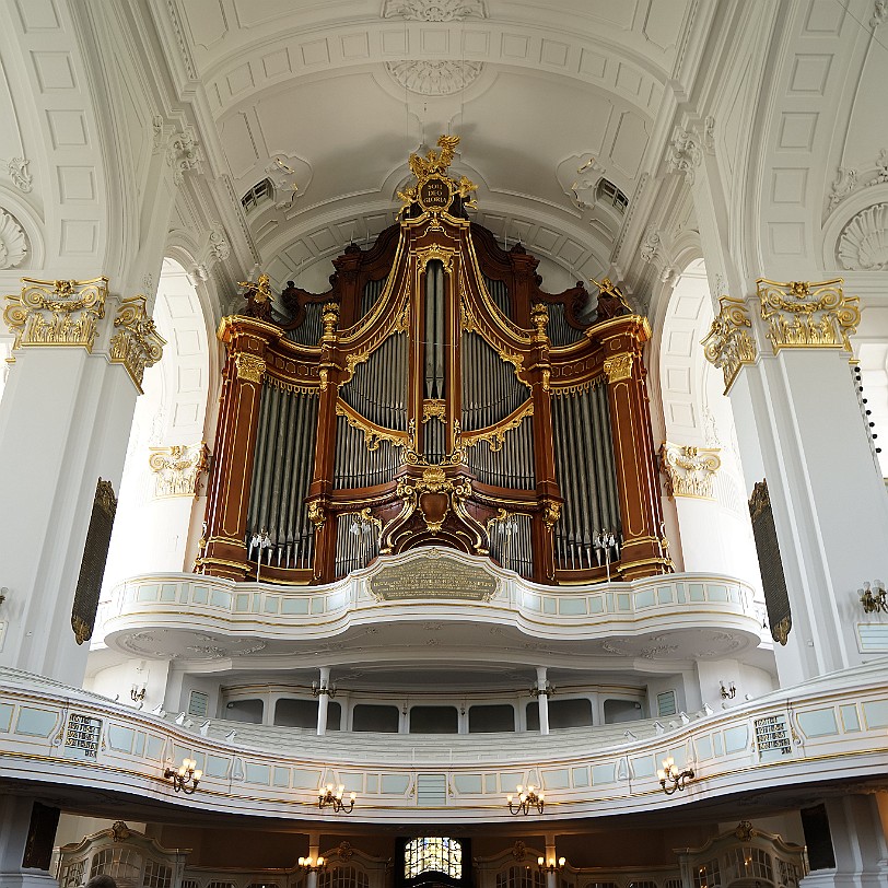 DSC00231 Hamburg, Michel, Sankt Michael Der Michel besitzt fünf Orgeln: eine Marcussen-Orgel auf der Konzertempore (Nordempore), die große Steinmeyer-Orgel mit 85...