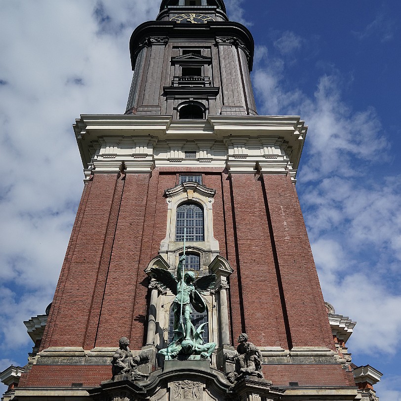 DSC00244 Hamburg, Michel, Sankt Michael Der 132,14 Meter hohe, charakteristische Kirchturm prägt die Silhouette der Stadt und galt schon früh als Orientierungsmarke für...