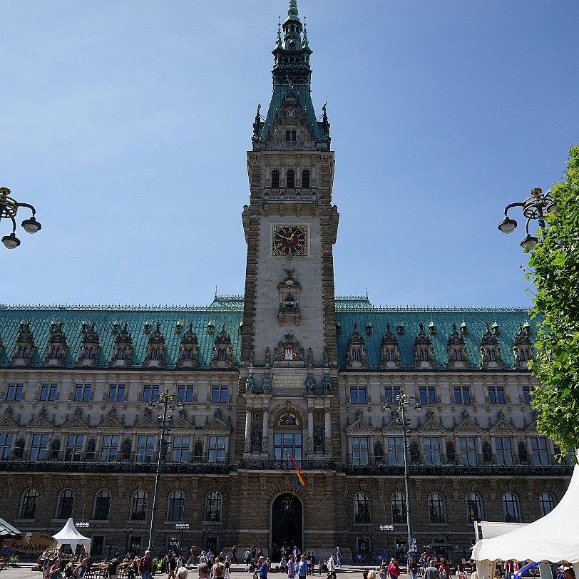 DSC00269 Hamburg, Rathaus Das Hamburger Rathaus ist der Sitz der Bürgerschaft (Parlament) und des Senats (Landesregierung) der Freien und Hansestadt Hamburg. Das...