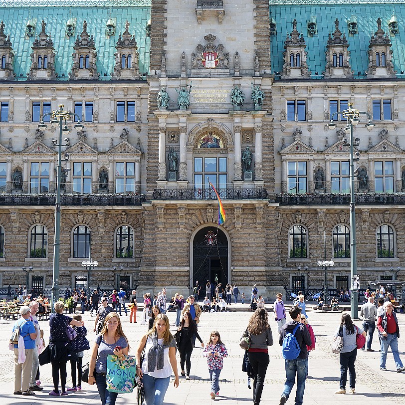 DSC00270 Hamburg, Rathaus Als Standort des neuen Rathauses wurde ein Platz an der kleinen Alster, auf der Rückseite der neuen Börse ausgewählt, die als einziges Gebäude...