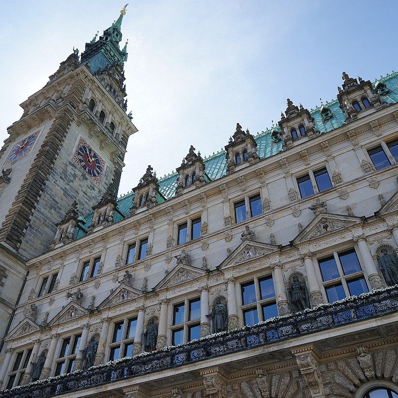 DSC00273 Hamburg, Rathaus Das Hamburger Rathaus ist eines der wenigen vollständig erhaltenen Beispiele des Historismus in Deutschland. Der dreiflügelige Granit- und...