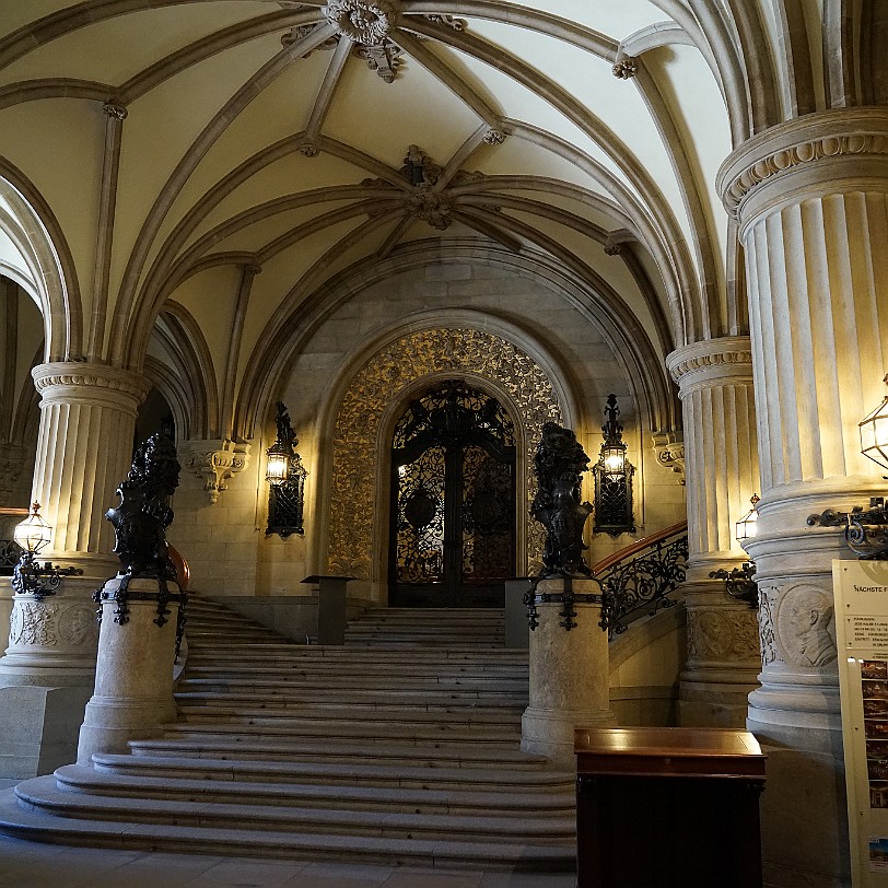 DSC00275 Hamburg, Rathaus Durch den Haupteingang erreicht man zunächst die Diele, eine große Säulenhalle. Hier beginnen auch die regelmäßig stattfindenden Führungen...