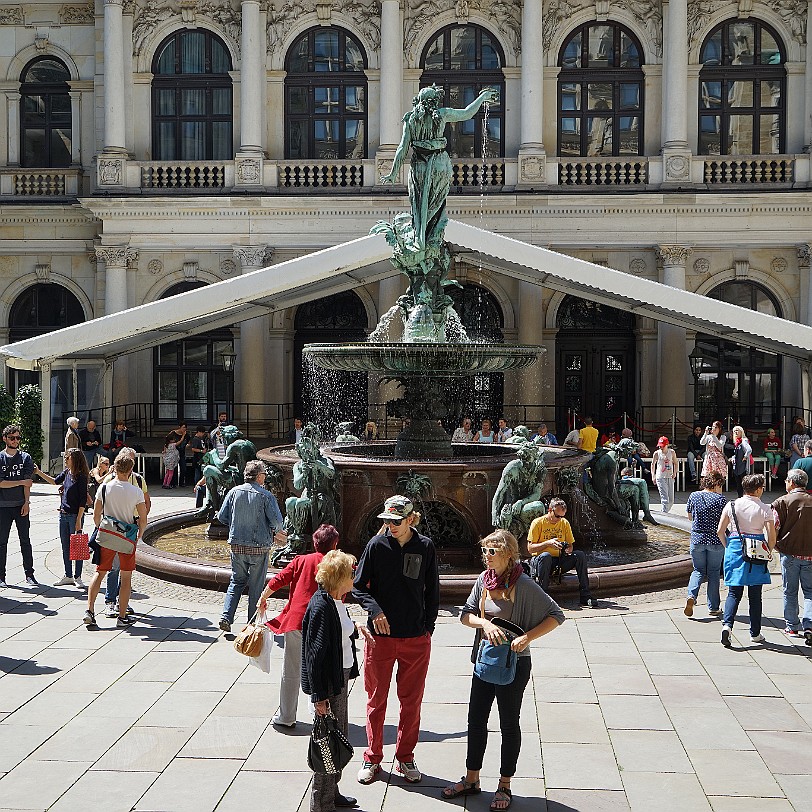 DSC00276 Hamburg, Rathaus Zusammen mit der 1841 erbauten Börse hat das Rathaus einen prächtigen Innenhof, der vom Alten Wall und der Großen-Johannis-Straße aus...