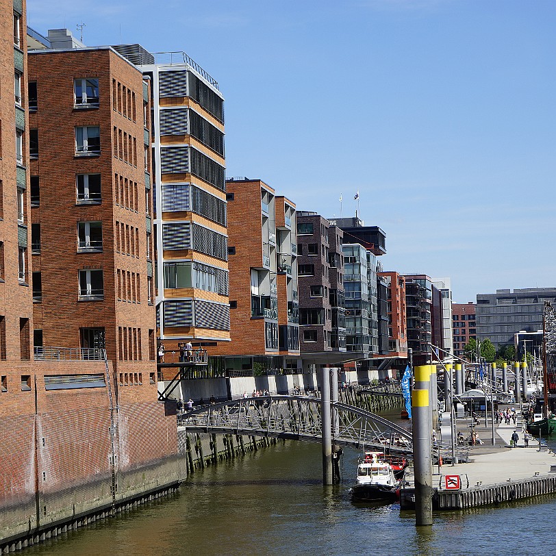 DSC00303 Hamburg, Speicherstadt Die Speicherstadt in Hamburg ist der größte auf Eichenpfählen gegründete Lagerhauskomplex der Welt. Sie steht seit 1991 unter...