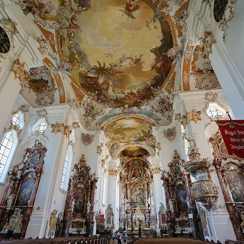 DSC02777 Kloster Roggenburg Vermutlich wurde der Stuck von Stuckateuren der Wessobrunner Schule gefertigt. Die Deckenfresken schuf der Maler Franz Martin Kuen. Sie...