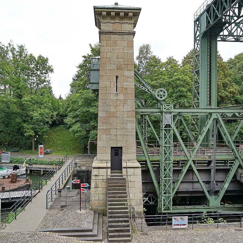 DSC02927 Schiffshebewerk Henrichenburg Das alte Hebewerk wurde 1914 durch eine Schachtschleuse mit zweimal fünf Sparbecken ergänzt. In den Jahren 1958 bis 1962...