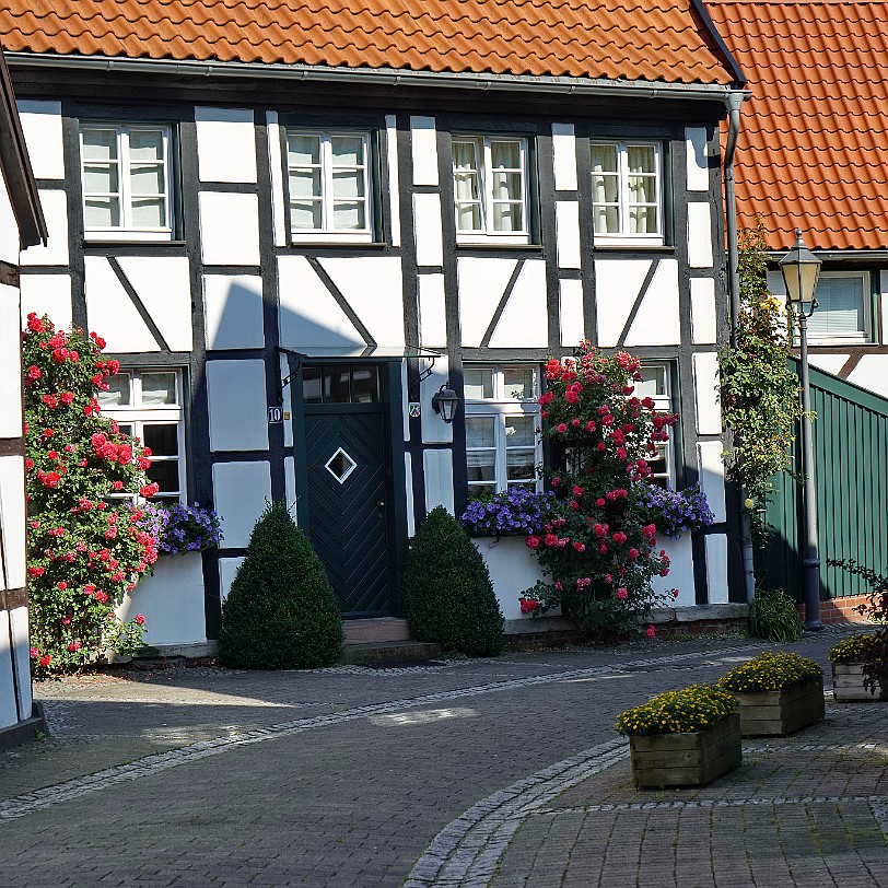 DSC02808 Um die Burg mit Wall und Doppelgräfte, gesichert mit zwei Toren, siedelten sich die Schlossbediensteten, Handwerker und sonstige Ansiedler an, die den Schutz...