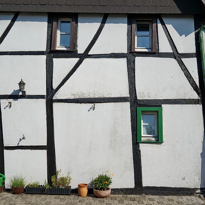 DSC02812 Nach der Eingemeindung durch die Stadt Herten, die ihre eigene Altstadt eben durch solche Bausünden verloren hatte, wurden die alten Häuser im Dorf durch das...