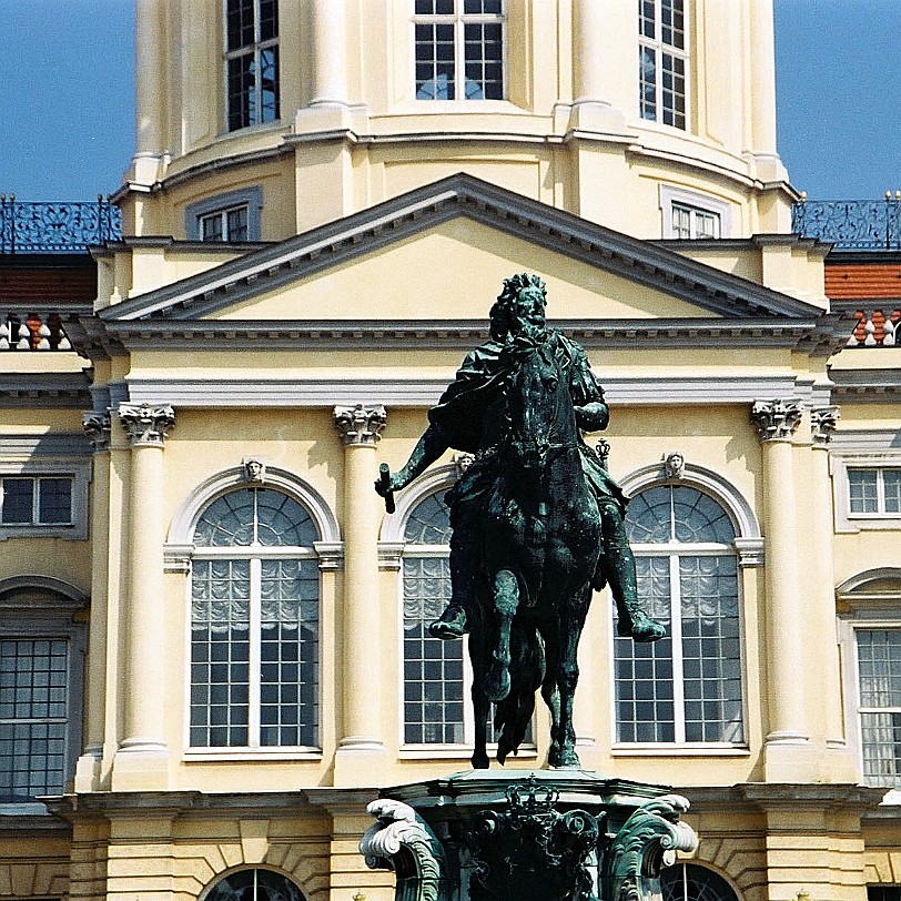 Berlin [006] Berlin, Schloss Charlottenburg Im Zweiten Weltkrieg wurde das Schloss teilweise zerstört. Nach 1945 wurde es wieder aufgebaut und dient jetzt als Museum...