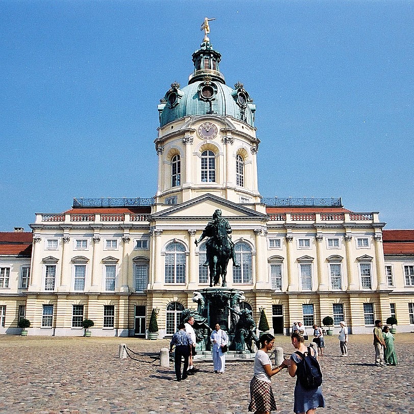 Berlin [007] Berlin, Schloss Charlottenburg Der Schlossgarten dient den Bewohnern der angrenzenden, dicht besiedelten Charlottenburger Altbaugebiete seit langer Zeit als...