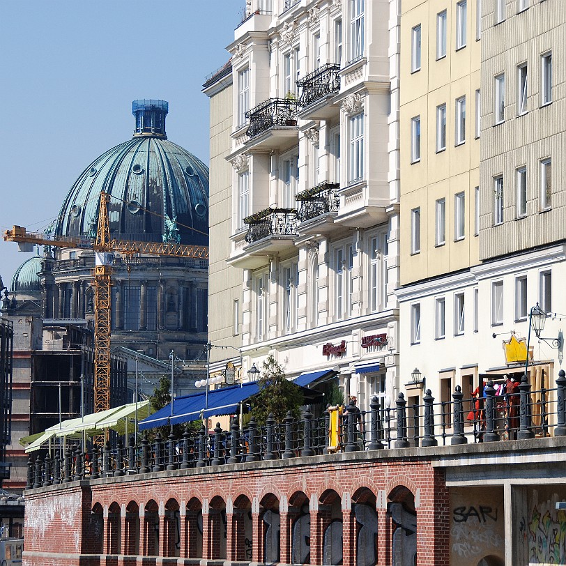 DSC_1337 Berlin, Nikolaiviertel Im Mittelalter verlief an dieser Stelle eine Handelsstraße. Handwerker und Händler ließen sich an der Kreuzung von Fluss und Straße...