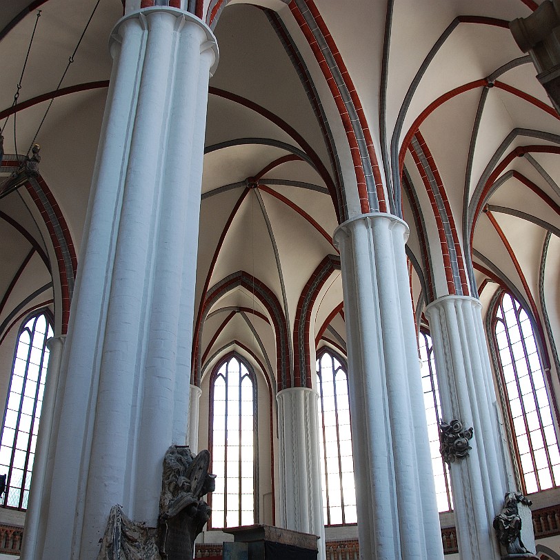 DSC_1397 Berlin, Nikolaiviertel Die Nikolaikirche wurde als dreischiffige, kreuzförmige Feldsteinbasilika 1220-1230 gebaut. Ihren Namen hat sie von dem Heiligen Nikolaus...