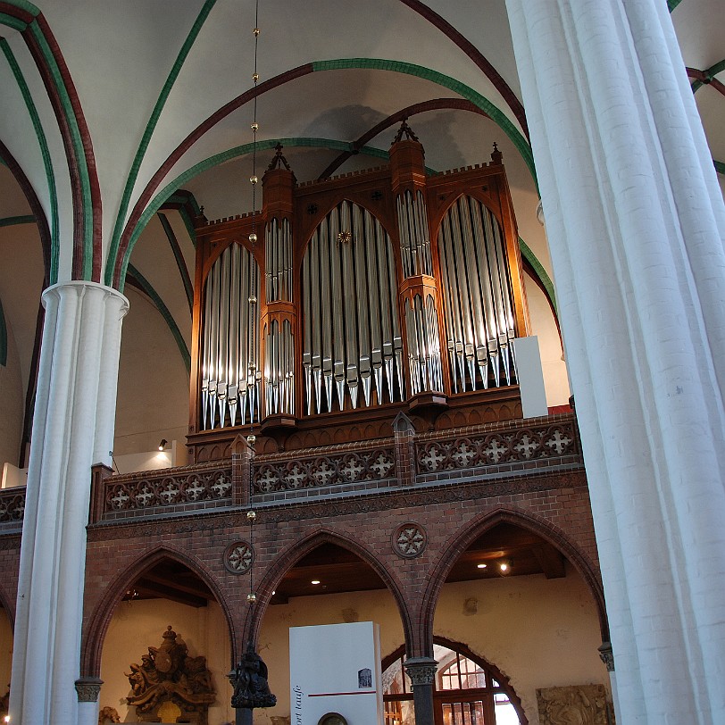 DSC_1402 Berlin, Nikolaiviertel Im Zweiten Weltkrieg wurde die Kirche bis auf die Außenwände zerstört, dann ab 1981 nach alten Zeichnungen und Plänen vollständig...