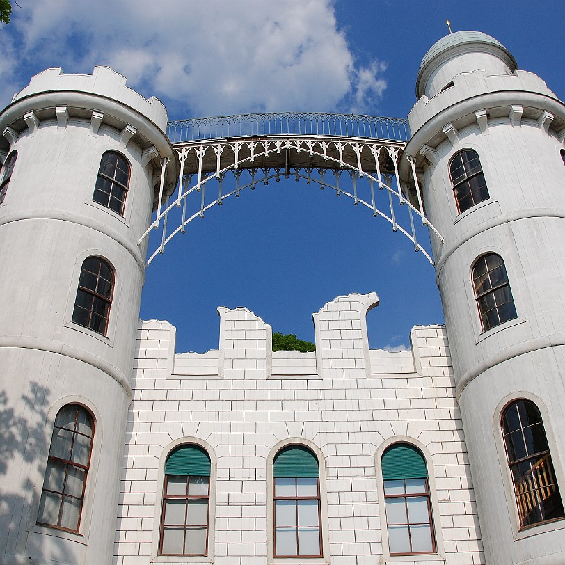 DSC_1497 Berlin Weithin sichtbar ist das 1794 erbaute weiße Schloss mit den charakteristischen Türmen und der sie verbindenden Brücke. Von hier schweift der Blick über...