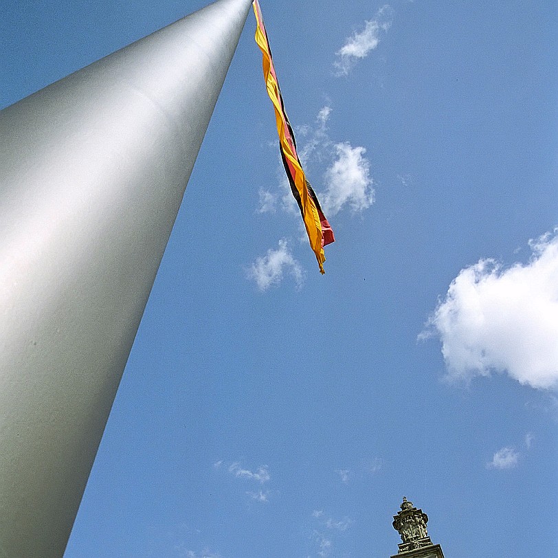 Berlin [008] Berlin, Reichstagsgebäude Das Reichstagsgebäude (kurz Reichstag genannt) ist ein Gebäude in Berlin, in dem erst der Reichstag des deutschen Kaiserreichs und...