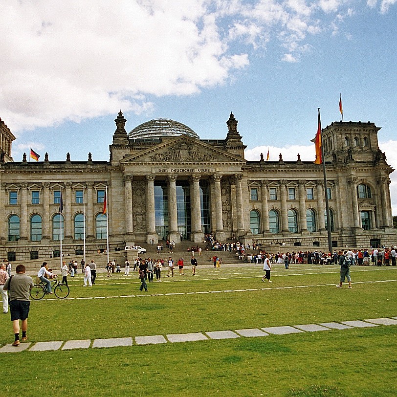 Berlin [032] Berlin, Reichstagsgebäude Die Probleme begannen mit der Wahl eines passenden Grundstücks für den Neubau. Nach kurzer Suche bestimmte die Kommission einen...