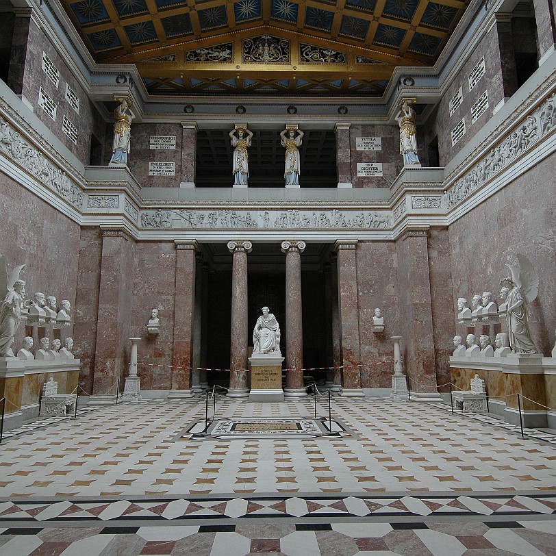 DSC_5771 Der Innenraum wird geprägt von mehrfarbig abgestuften Boden- und Wandflächen aus Marmor, einem reichgegliederten Deckenraum mit Figuren aus der germanischen...