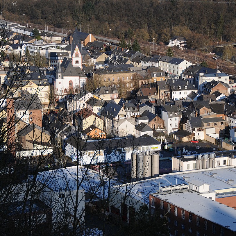 DSC_8698 Die Landschaft wird geprägt von den tief eingeschnittenen Tälern des Hahnenbachs und der Nahe. Die Talsohlen weisen eine in Teilen dichte Besiedlung auf,...