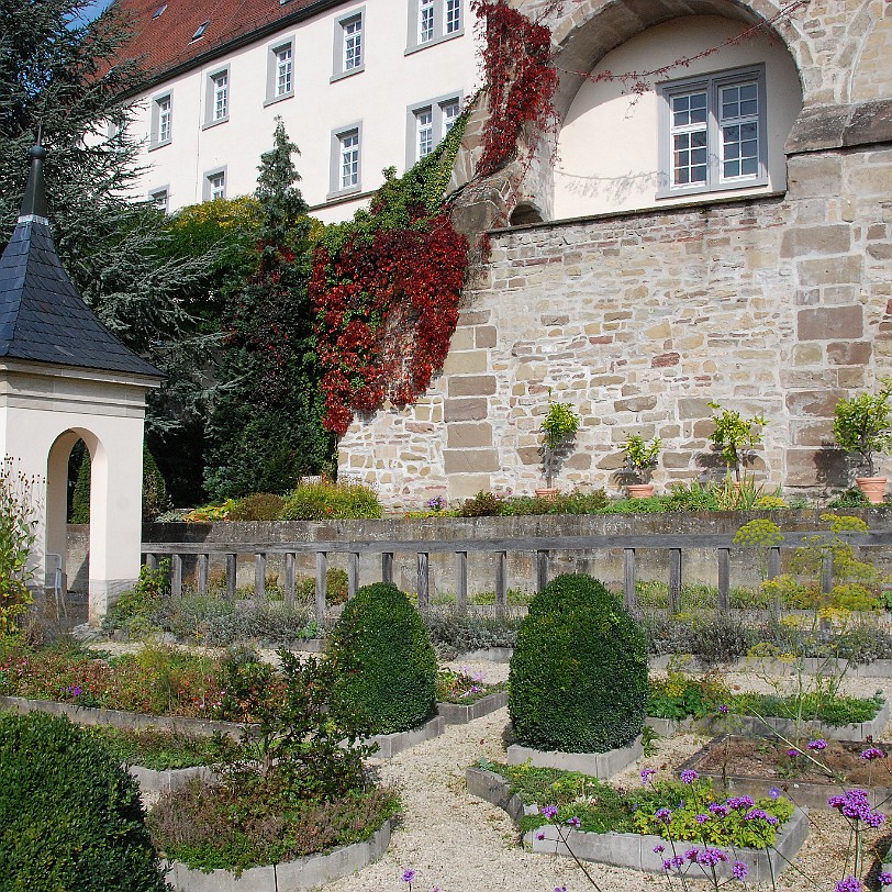 DSC_4898 Leonberg. Pomeranzengarten Die beiden Gartenbereiche sind jeweils mehrfach geometrisch unterteilt und symmetrisch aufeinander bezogen. Allerdings gibt es keine...