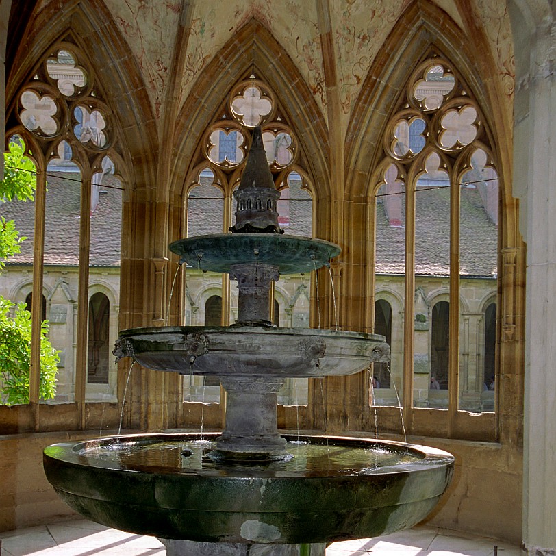 Kloster Maulbronn Dieser Brunnen ist heute das Wahrzeichen Maulbronns. Das Brunnenhaus (Lavatorium), in dem sich der Brunnen befindet, wurde um 1340/40 an den Nordflügel des...