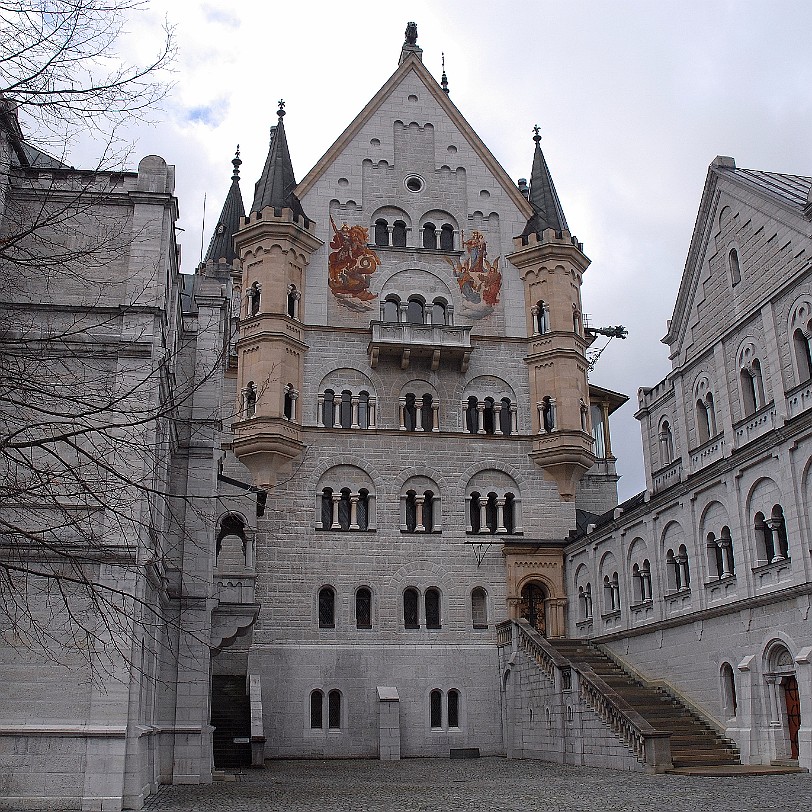 DSC_0448 Deutschland, Bayern, Füssen, Schloss Neuschwanstein Die Grundsteinlegung erfolgte am 5. September 1869. In den Jahren 1869 bis 1873 wurde der Torbau...