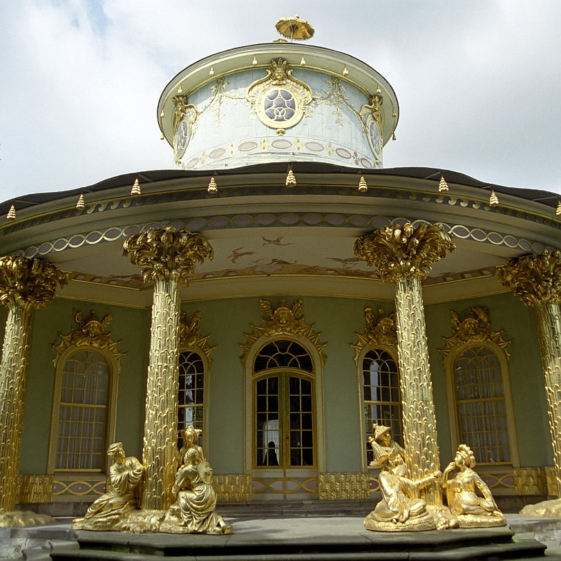 [686.04] Das Chinesische Haus gilt als wichtigstes Beispiel der europäischen Chinoiserie des 18. Jahrhunderts. Es wurde 1754 - 1757 von Johann Gottfried Büring im...