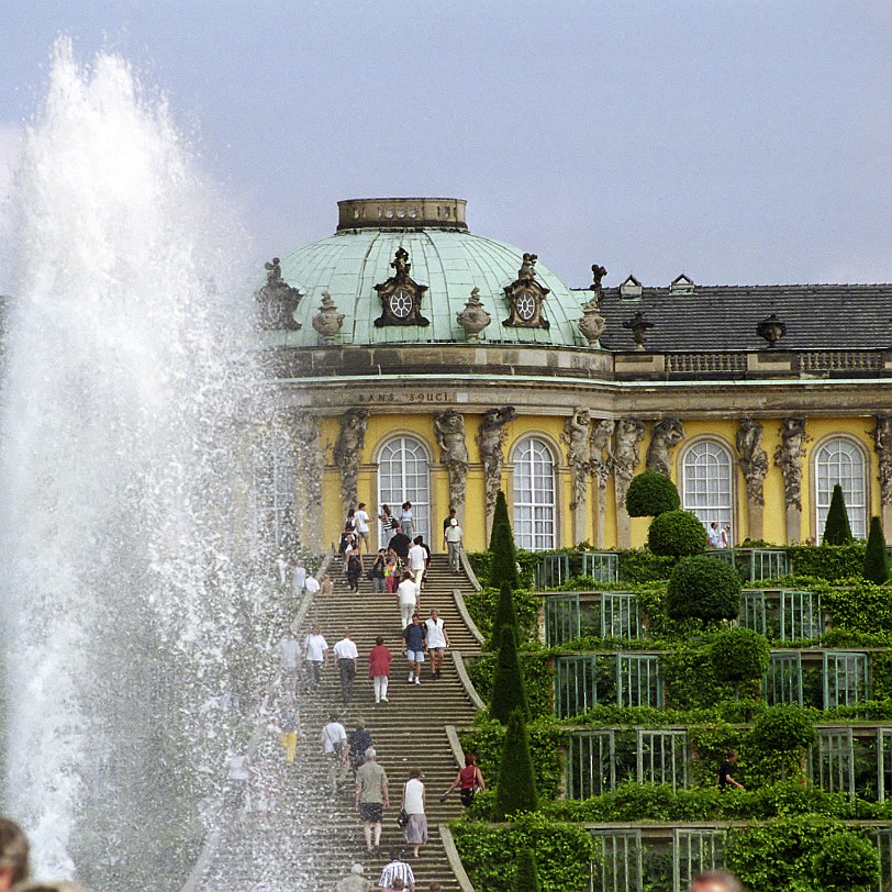 [687.07] Kein anderes Schloss ist so mit der Persönlichkeit Friedrichs des Großen verbunden wie Schloss Sanssouci. Der Name Sanssouci - ohne Sorge - ist dabei als Wunsch...