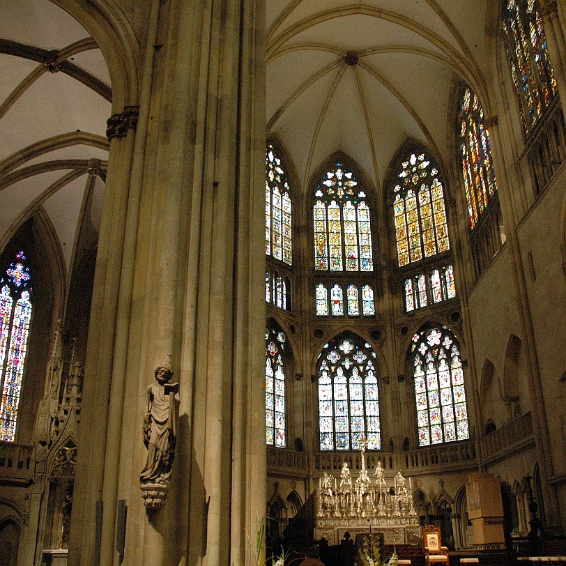 DSC_5731 Beim Rundgang durch den Dom fallen besonders die fünf gotischen Ziboriumsaltäre auf, die sich als Besonderheit im Dom erhalten haben. Vor dem Hochchor geht der...