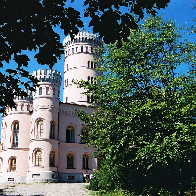 Ruegen [003] Südlich von Binz, inmitten altehrwürdiger Buchen, befindet sich das Jagdschloss Granitz. Es wurde an der höchsten Stelle im Südosten der Insel Rügen, auf dem...